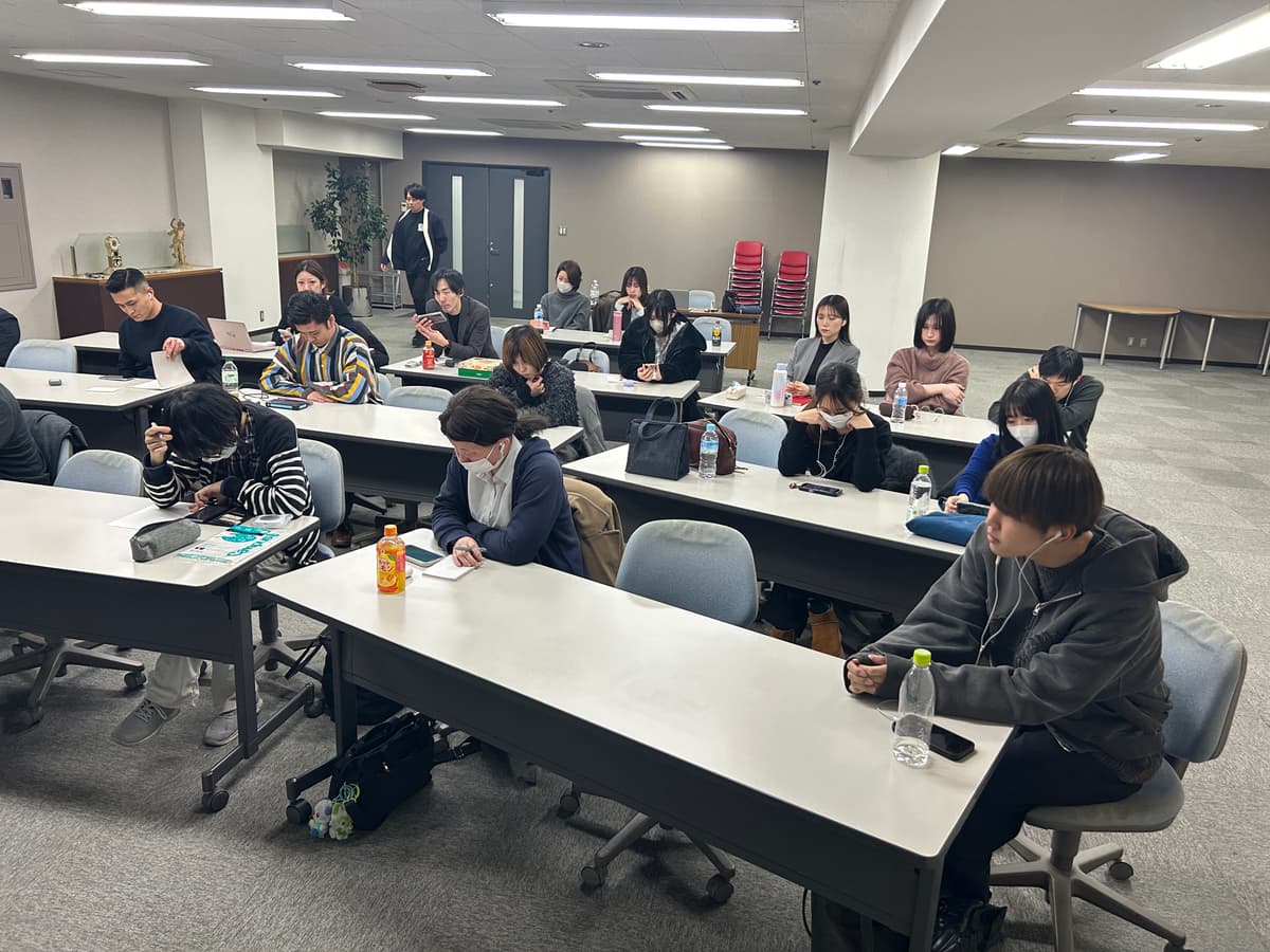 AI研修を受講する参加者グループ